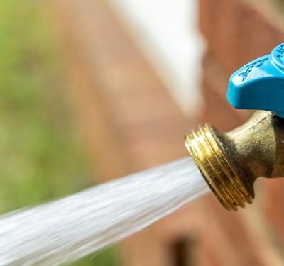 An open SharkBite hose bibb