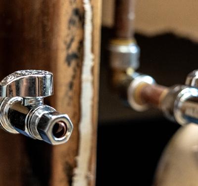 Fast-install push-to-connect supply stops for controlling water flow to fixtures using PEX, copper, CPVC, PE-RT, or HDPE pipes
