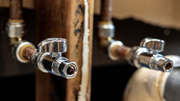 Fast-install push-to-connect supply stops for controlling water flow to fixtures using PEX, copper, CPVC, PE-RT, or HDPE pipes