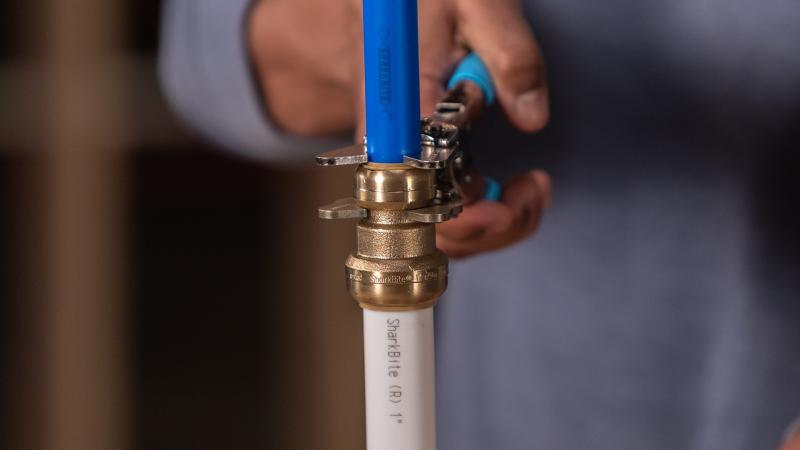 plumber using disconnect tongs